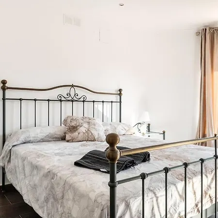 Constantinos Cerca De La Playa *