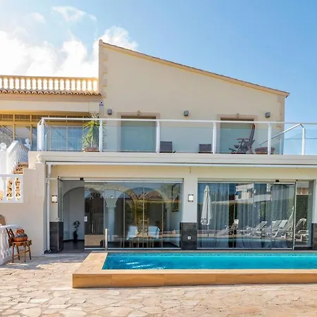 Constantinos Cerca De La Playa *