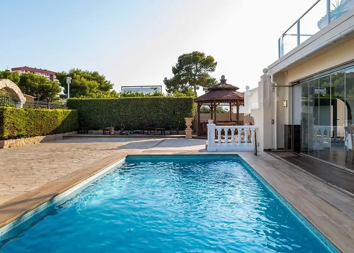 Constantinos Cerca De La Playa *